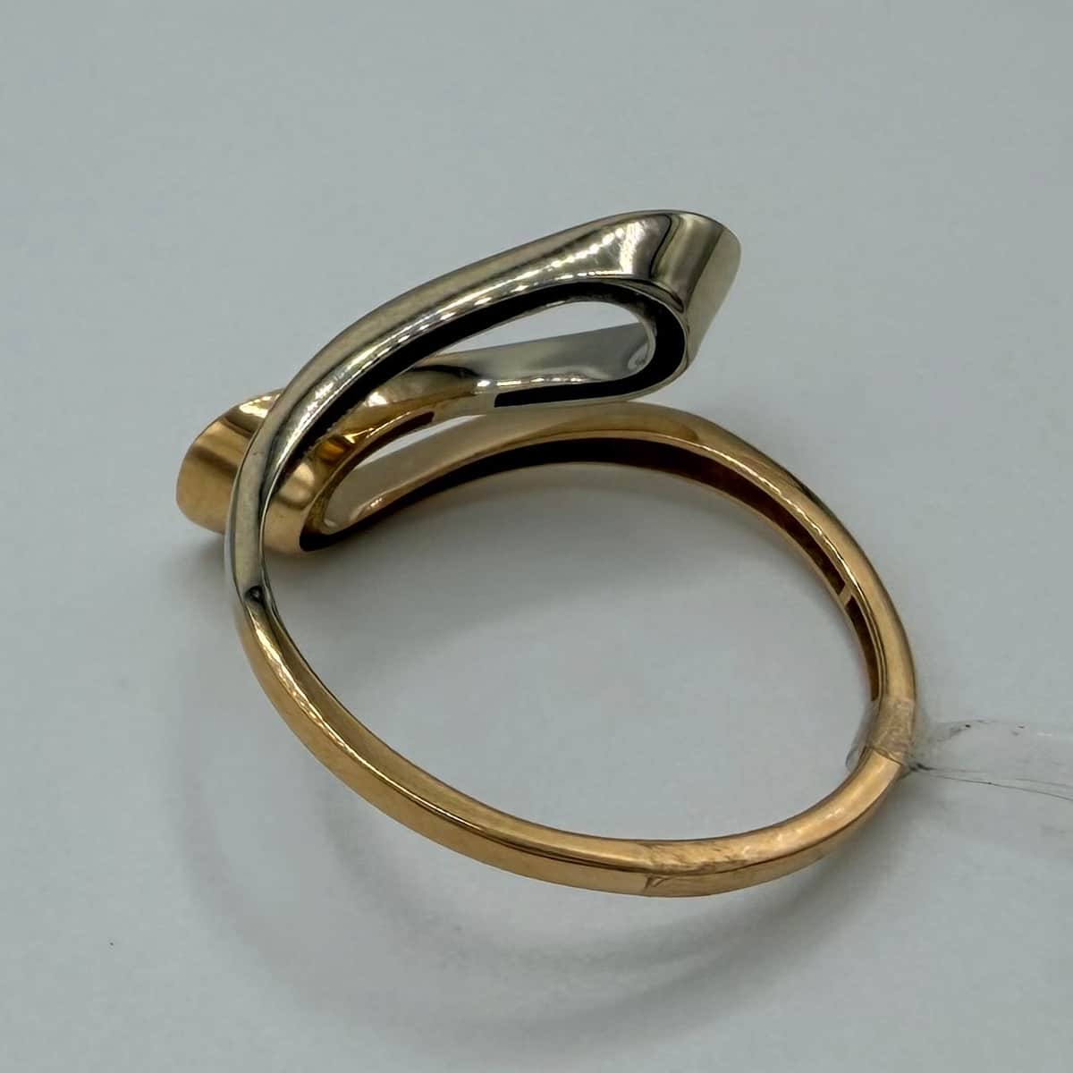 انگشتر طلا 18 عیار پیچی دورنگ وزن 1.800 گرم اجرت ساخت 11 درصد کد GD01 000326 - تصویر 1