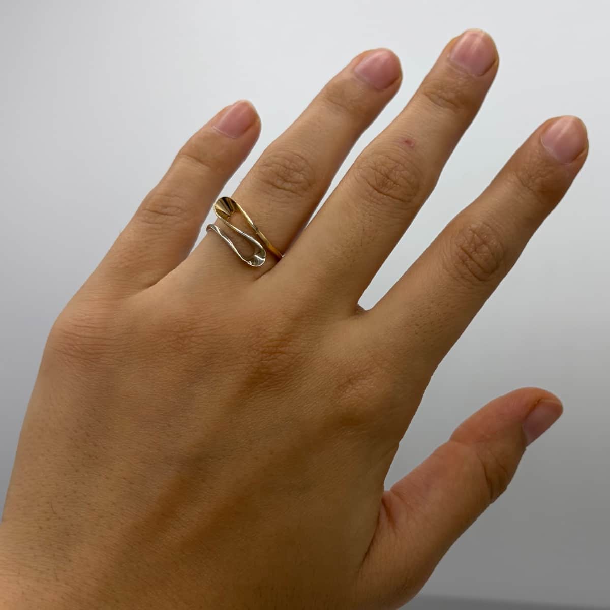 انگشتر طلا 18 عیار پیچی دورنگ وزن 1.800 گرم اجرت ساخت 11 درصد کد GD01 000326 - تصویر 3