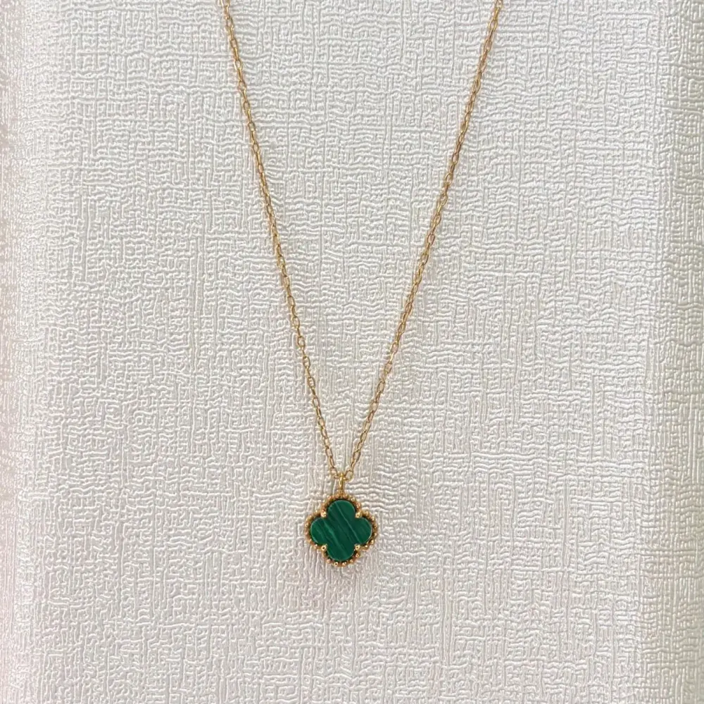گردنبند طلا 18 عیار ونکلیف سنگی مینیمال وزن 0.960 گرم اجرت ساخت ۱۱ درصد کد GD01 000026