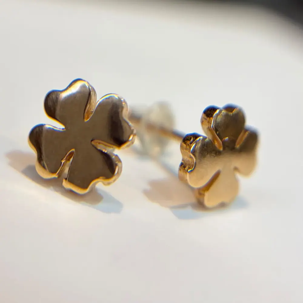 گوشواره طلا ۱۸ عیار میخی شبدر وزن ۱٫۱۲۰ گرم اجرت ساخت ۱۰ درصد کد GD01 000091 - تصویر 2