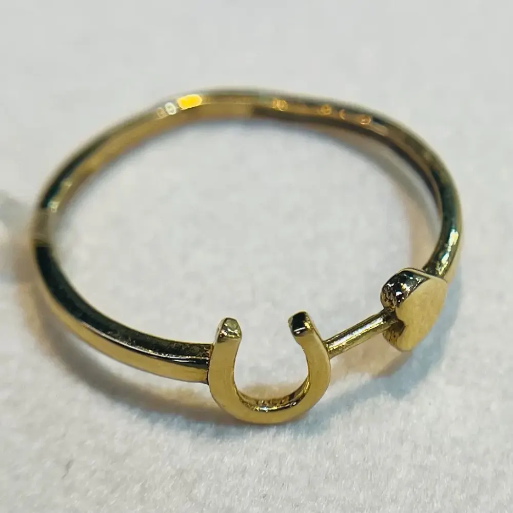 انگشتر طلا 18 عیار مینیمال نعل و قلب وزن ۱.۲00 گرم اجرت ساخت ۶ درصد کد GD01 000055 - تصویر 2
