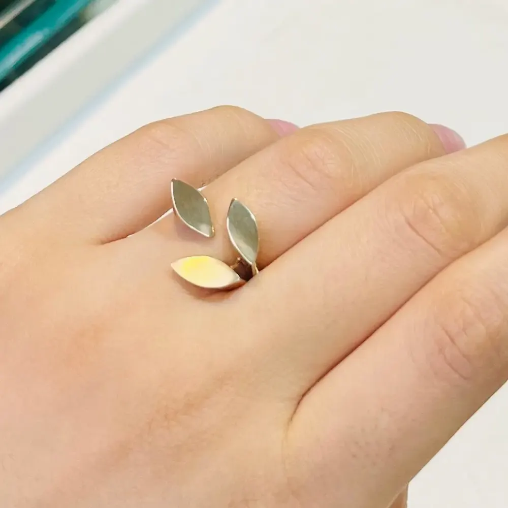 انگشتر طلا ۱۸ عیار سه برگ مات وزن ۲٫۲۶۰ گرم اجرت ساخت ۱۳ درصد کد GD01 000185 - تصویر 3