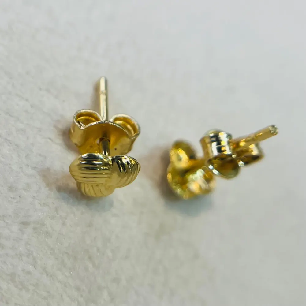 گوشواره طلا 18 عیار میخی حصیری وزن ۰.۸00 گرم اجرت ساخت ۱۴ درصد کد GD01 000244 - تصویر 2