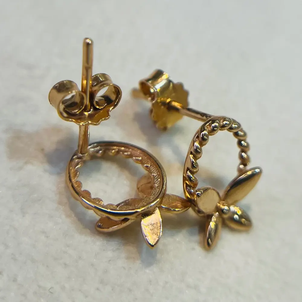 گوشواره طلا 18 عیار میخی قاب گل رزگلد وزن ۱.۰۲0 گرم اجرت ساخت ۱۴ درصد کد GD01 000245 - تصویر 2