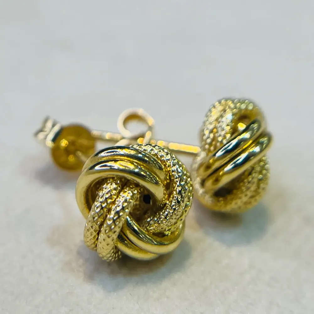 گوشواره طلا 18 عیار میخی گره  وزن ۱.۱۴0 گرم اجرت ساخت ۱۴ درصد  کد GD01 000088 - تصویر 2