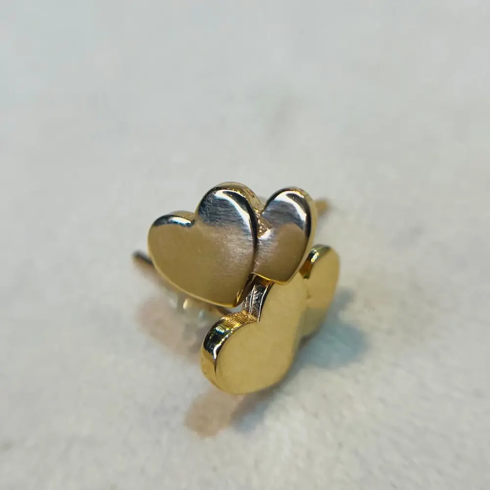 گوشواره طلا 18 عیار میخی دوقلب آینه ای وزن ۱.۱۵0 گرم اجرت ساخت ۷ درصد کد GD01 000117 - تصویر 2