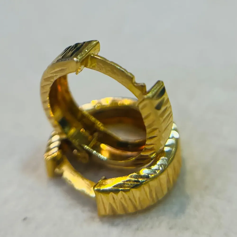 گوشواره طلا 18 عیار حلقه ای ریز تراشدار وزن ۰.۹00 گرم اجرت ساخت ۷ درصد کدGD01 000143 - تصویر 2