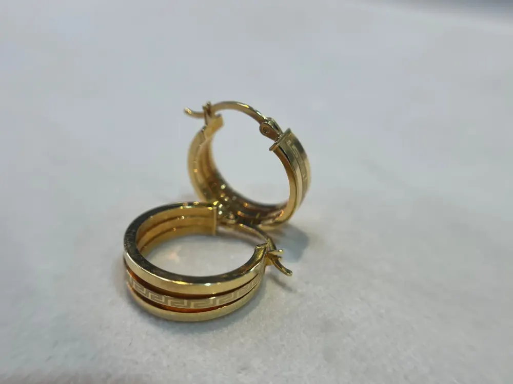 گوشواره طلا 18 عیار حلقه ای سه رج ورساچه وزن ۲.۹00 گرم اجرت ساخت ۱۴ درصد کد GD01 000137 - تصویر 2
