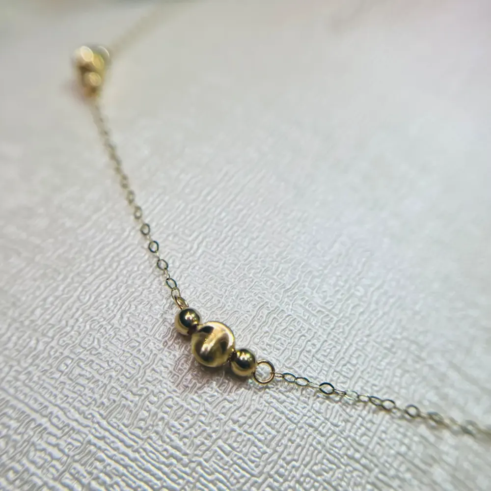گردنبند طلا 18 عیار مینیمال طرح سه گوی وزن 0.700 گرم اجرت ساخت ۱۵ درصد کد GD01 000241 - تصویر 2