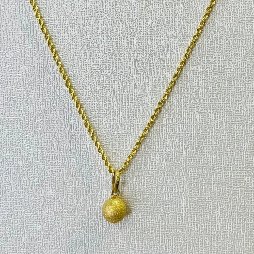 آویز طلا ۱۸ عیار گردنی گوی شنی وزن ۰٫۹۴۰ گرم اجرت ساخت ۱۰ درصد کد GD01 000097 - تصویر 2