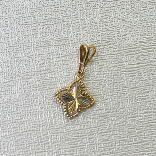 آویز طلا 18 عیار گردنی گل ۴بر تراش وزن ۰.۵۷ گرم اجرت ساخت ۱۰ درصد کد GD01 000236