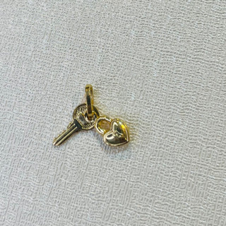 آویز طلا 18 عیار گردنی قفل و کلید وزن ۰.۹۶ گرم اجرت ساخت ۱۴ درصد کد GD01 000095