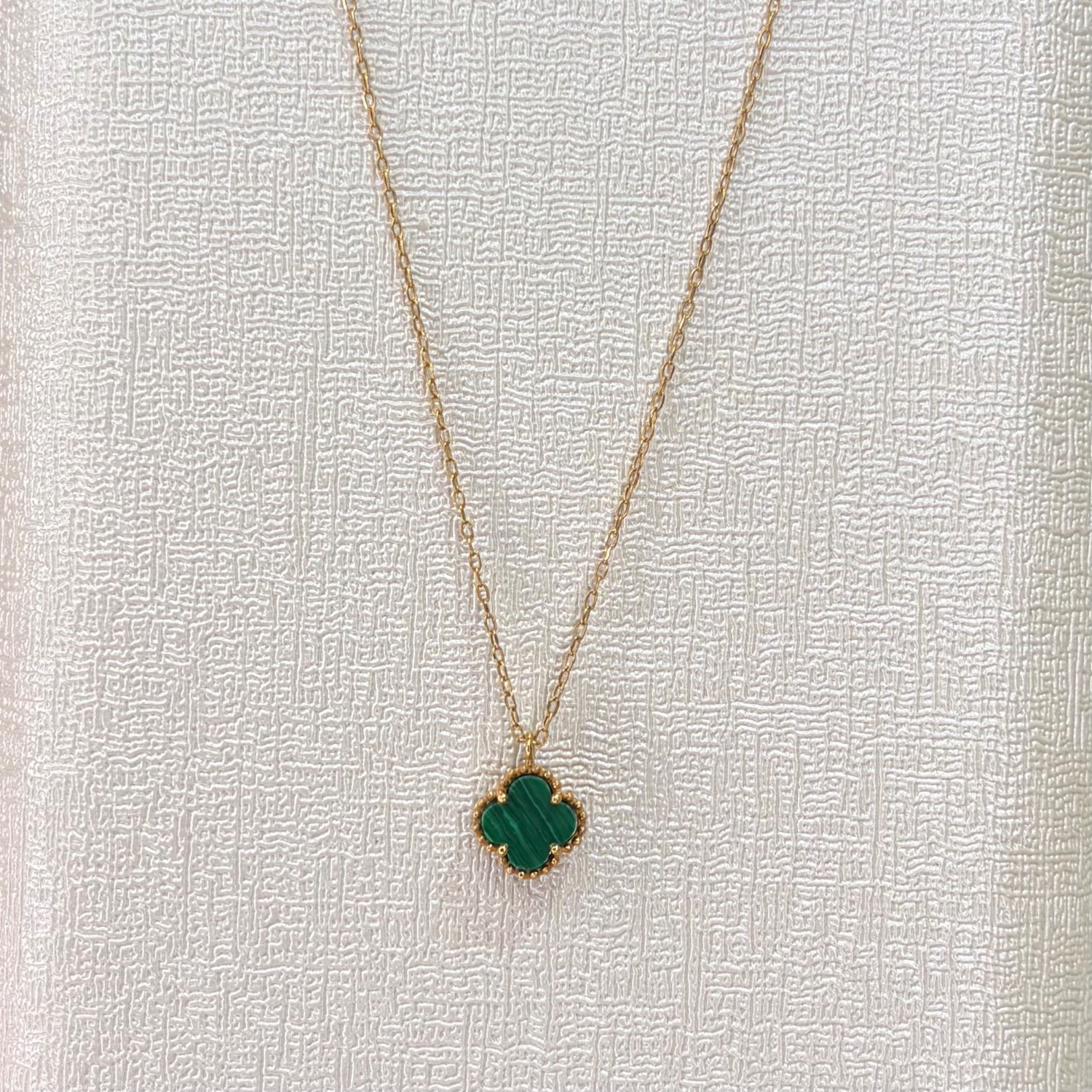 گردنبند طلا 18 عیار ونکلیف سنگی مینیمال وزن 0.960 گرم اجرت ساخت ۱۱ درصد کد GD01 000026