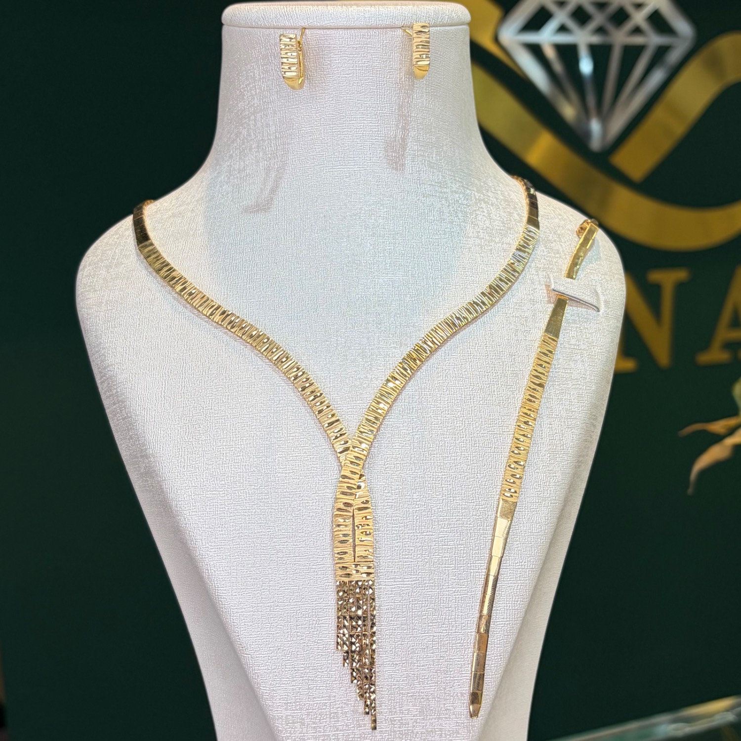 سرویس طلا 18 عیار تمام تراش کراواتی وزن 30.510 گرم اجرت ساخت ۱۶ درصد کد GD01 000106