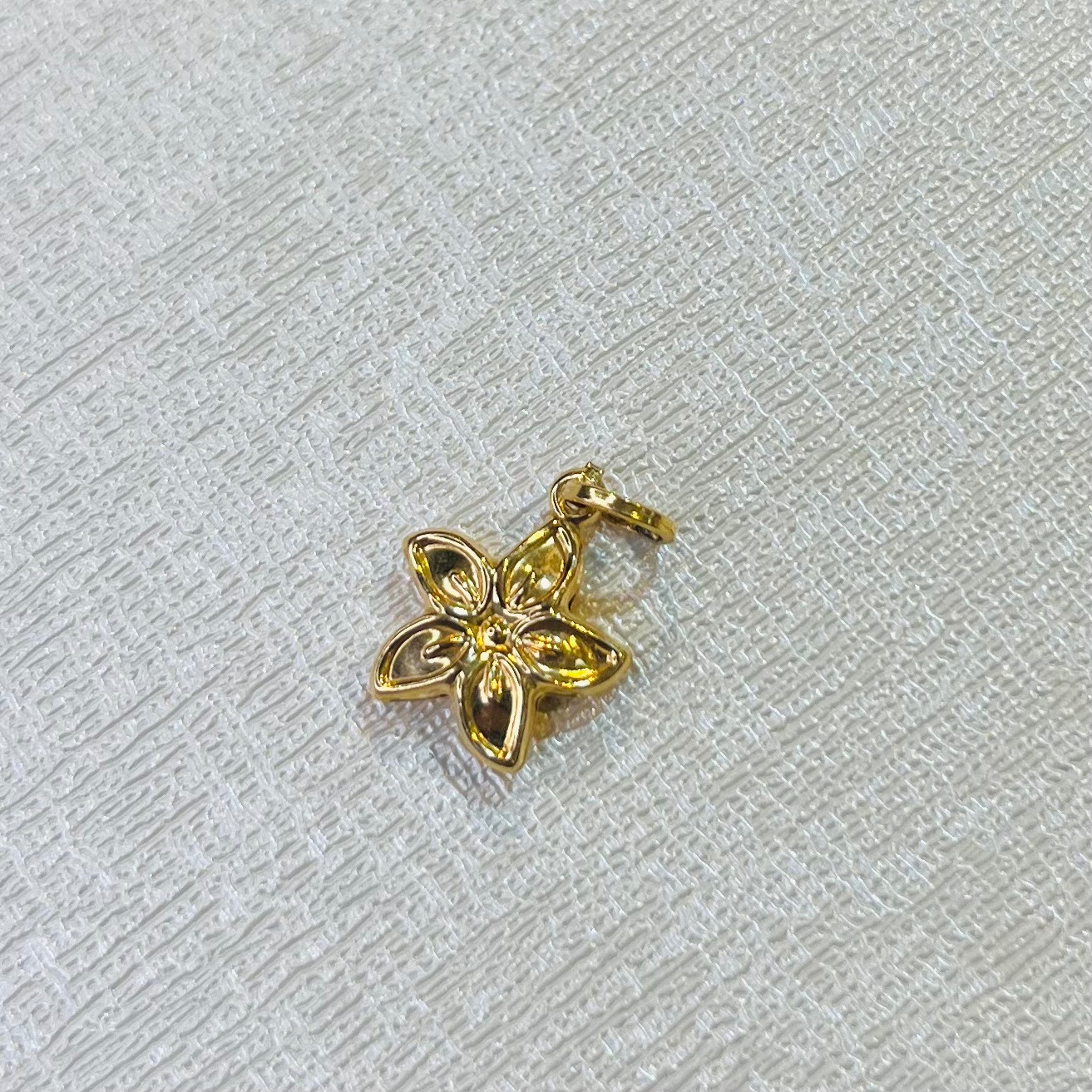 آویز طلا 18 عیار گل وزن 0.700 گرم اجرت ساخت ۶.۵ درصد کد GD01 000165