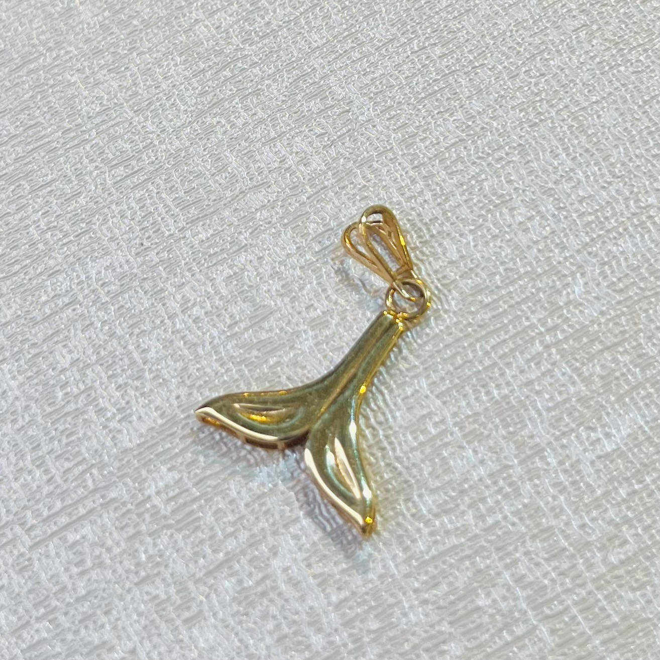 آویز طلا 18 عیار دم وال وزن 0.690 گرم اجرت ساخت ۱۱ درصد کد GD01 000103