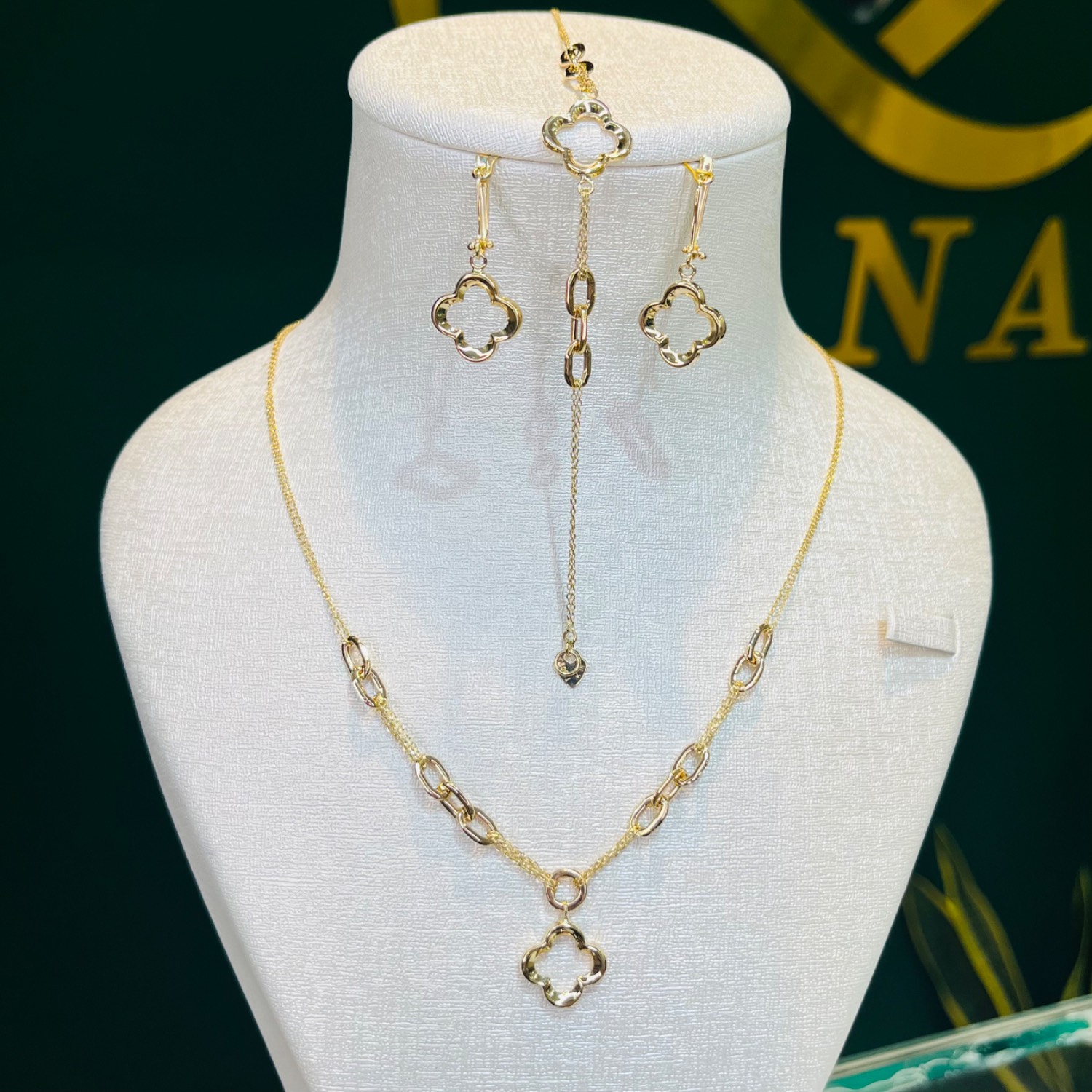 سرویس طلا 18 عیار مینیمال چهار برگ وزن 9.210 گرم اجرت ساخت ۱۲ درصد کد GD01 000261